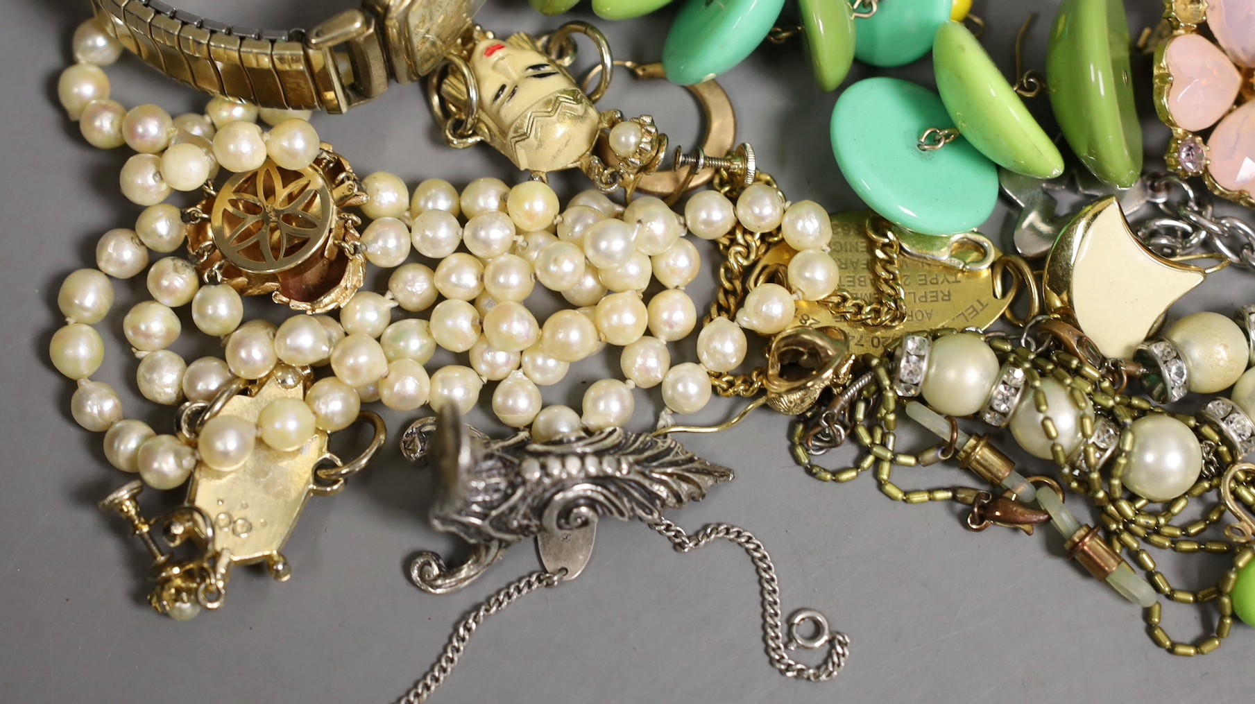 A mixed group of sundry jewellery and other items, including a cultured pearl bracelet(a.f) with 14k and ruby set clasp, a yellow metal mounted agate brooch, costume items, a cased Dunhill lighter, Dutch white metal mini